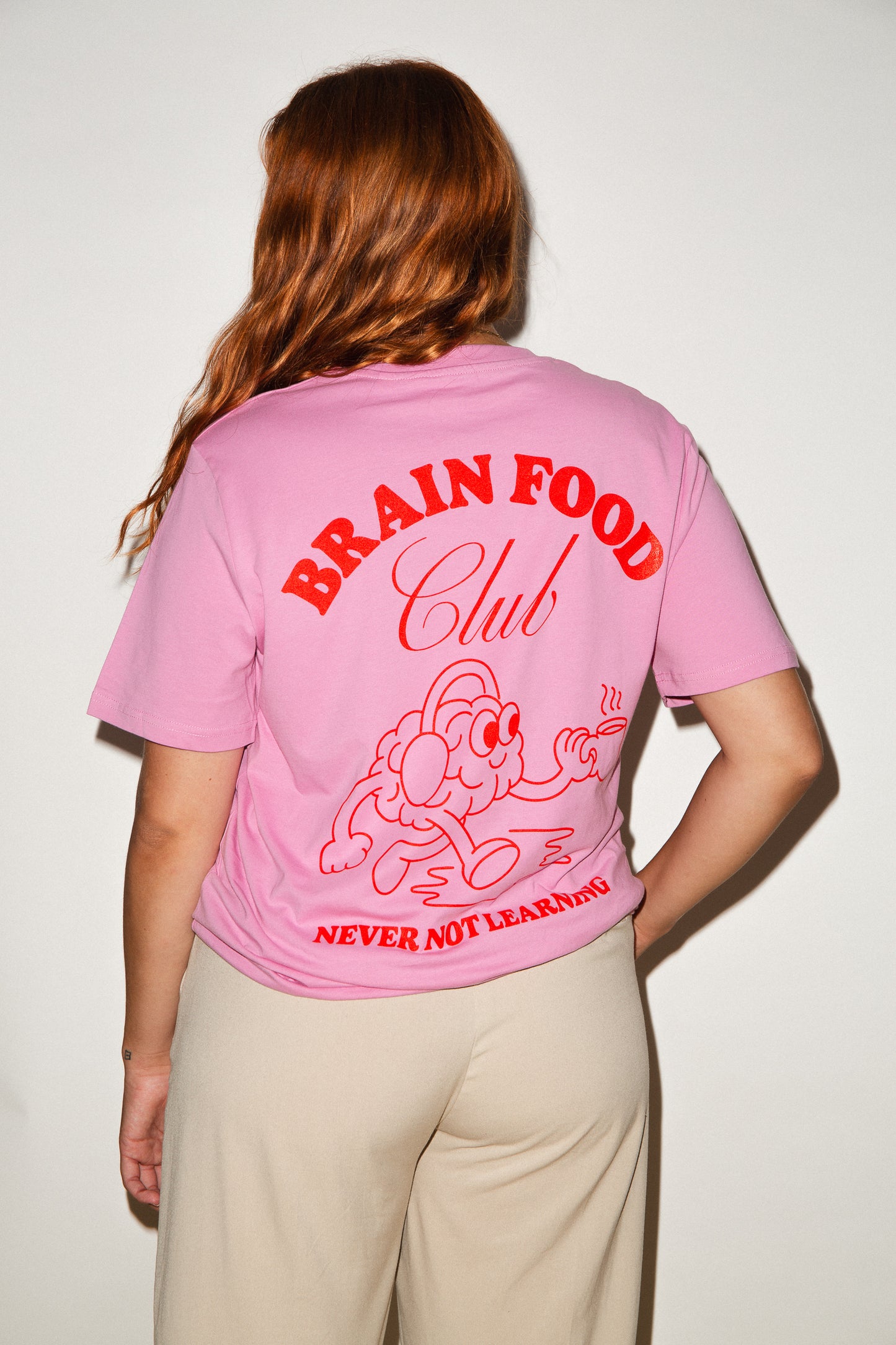 T-Shirt in pink mit rotem Print "NEVER NOT LEARNING" (unisex)